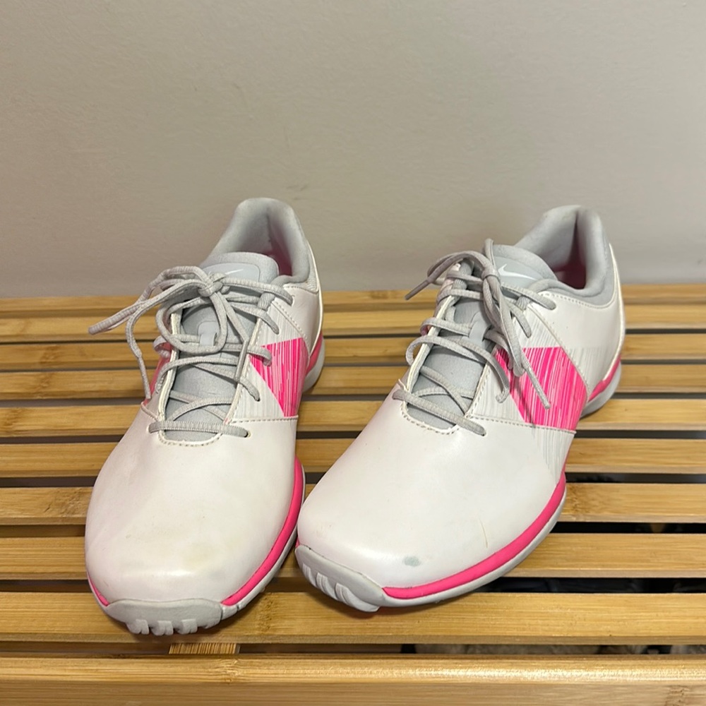 Size 7.5 Nike Golf shoes